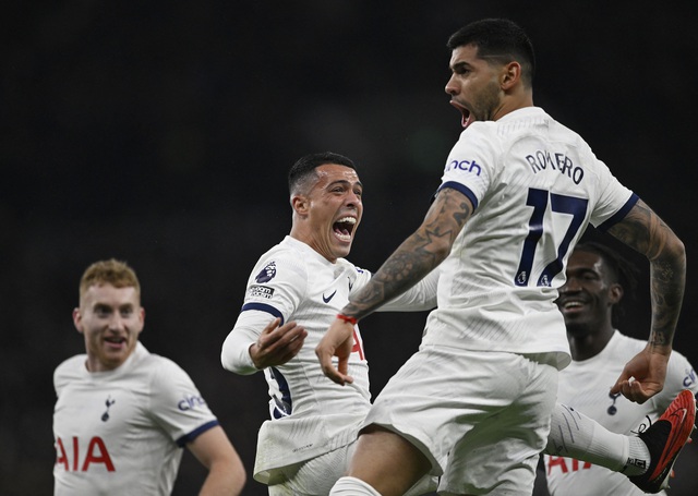 Trung vệ Cristian Romero đánh đầu ghi bàn ở phút 11 cho Tottenham