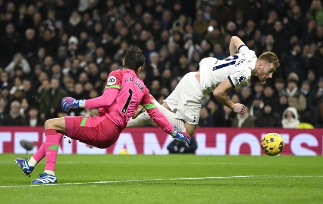 Thủ môn Lukasz Fabianski phá bóng từ Dejan Kulusevski ngay giây thứ 40