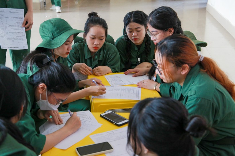 Cán bộ, viên chức của Trung tâm Giáo dục quốc phòng và an ninh - ĐH Huế và các sinh viên đăng ký tham gia hiến máu tình nguyện.