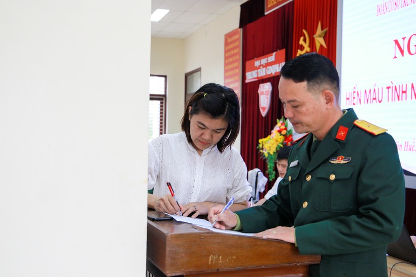 Cán bộ, viên chức của Trung tâm Giáo dục quốc phòng và an ninh - ĐH Huế và các sinh viên đăng ký tham gia hiến máu tình nguyện.