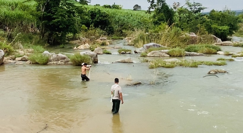 Anh Long và anh Sinh đánh cá ở suối đá. (Ảnh: Thành Tâm)