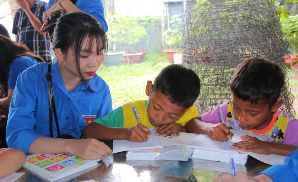 Sinh viên tình nguyện dạy học cho các em nhỏ vùng cao