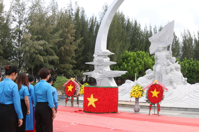 Khánh Hoà: Dâng hương tưởng niệm chiến sĩ Gạc Ma- Ảnh 2.