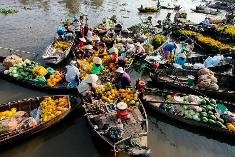 Chợ nổi Cái Bè - một trong những địa điểm nổi tiếng thu hút du khách tại Tiền Giang. Ảnh minh họa 