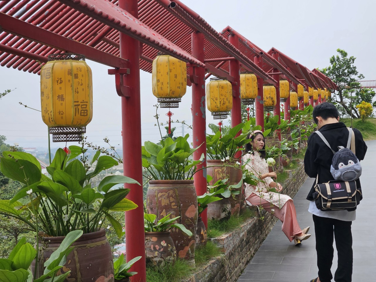 Tranh thủ ngày nghỉ, nhiều bạn trẻ đến với ngôi chùa để chụp ảnh. Các bạn trẻ đều lựa chọn các trang phục truyền thống như áo dài, áo ngũ thân... để chụp ảnh lưu niệm.