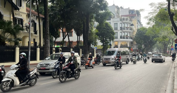 Thủ đô Hà Nội nhiều mây, có mưa vài nơi, sáng sớm có sương mù và sương mù nhẹ rải rác, trưa chiều giảm mây hửng nắng. Nhiệt độ từ 18-27 độ C - Ảnh:VGP/Anh Lê