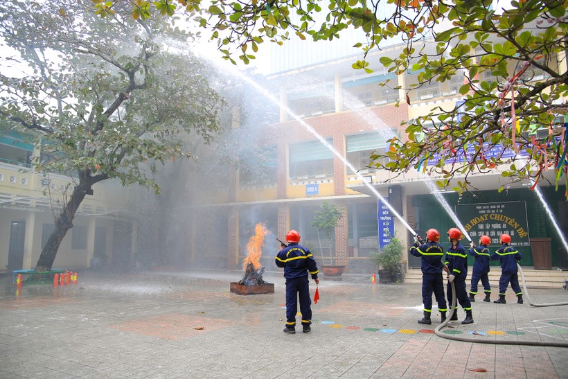 Lực lượng chức năng nhanh chóng có mặt dập tắt đám cháy và hỗ trợ đưa người bị nạn đến khu vực an toàn.