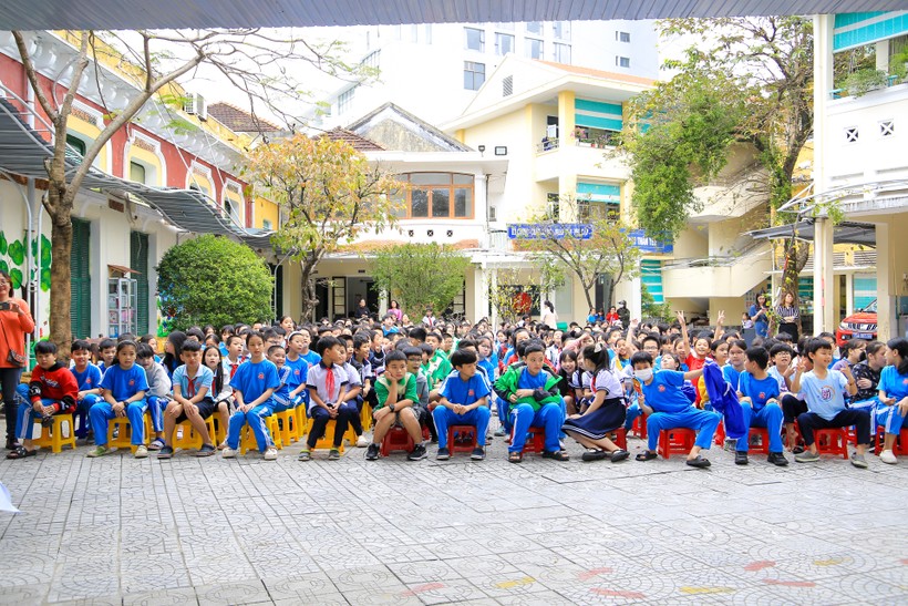 Hàng trăm học sinh chăm chú theo dõi diễn biến buổi thực tập.