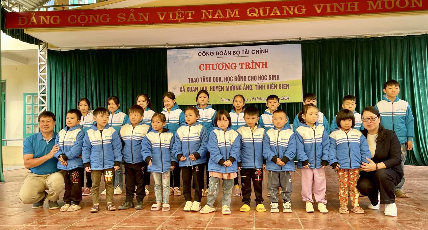 Nhiều phần quà ý nghĩa được trao tặng tới tận tay các cháu học sinh có hoàn cảnh khó khăn.