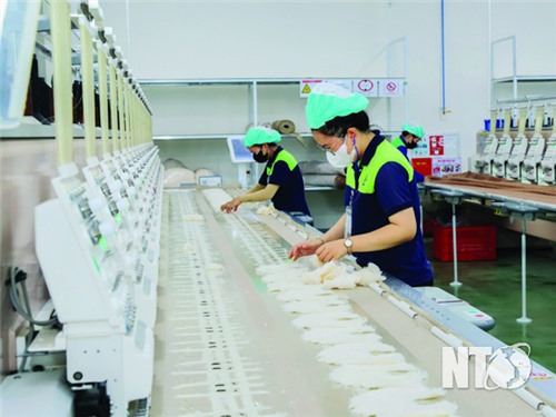 Công nhân Công ty TNHH Innoflow NT tại Khu công nghiệp Du Long (Thuận Bắc) vào ca sản xuất. Ảnh: Văn Nỷ