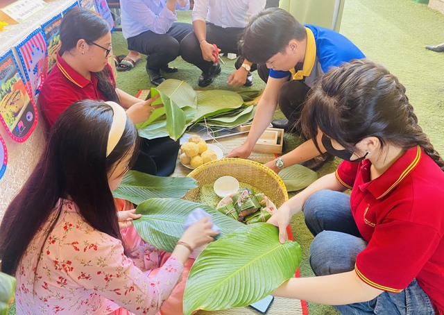 Xúng xính áo bà ba, áo dài gói bánh chưng- Ảnh 4.