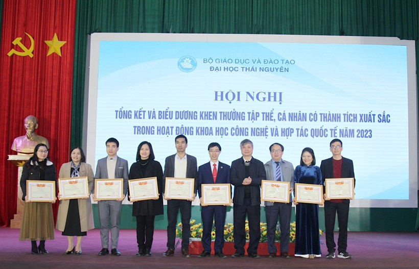 Đại học Thái Nguyên khen thưởng cho 77 cá nhân có thành tích xuất sắc trong công tác Nghiên cứu khoa học và Hợp tác Quốc tế năm 2023.