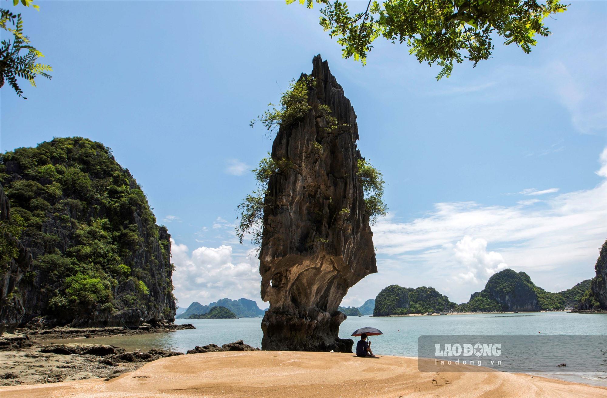 Hòn Tháp ở Hạ Long. Ảnh: Đỗ Giang