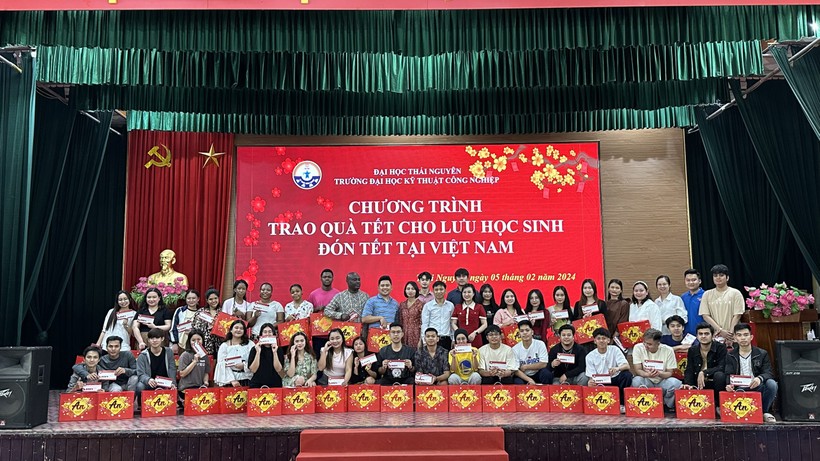 Trường Đại học Kỹ thuật Công nghiệp tặng quà Tết cho lưu học sinh.