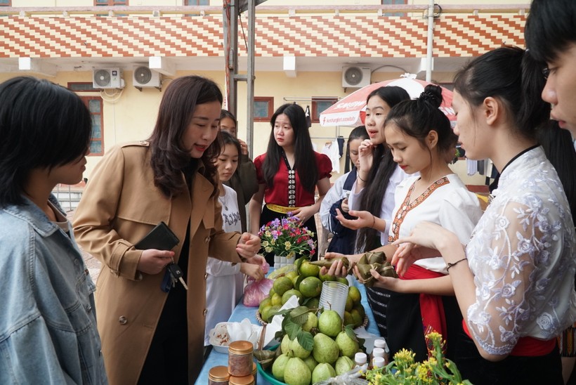 Các bạn học sinh giới thiệu sản vật đặc trưng vùng cao Nghệ An cho thầy cô giáo và các bạn. Ảnh: Hồ Lài