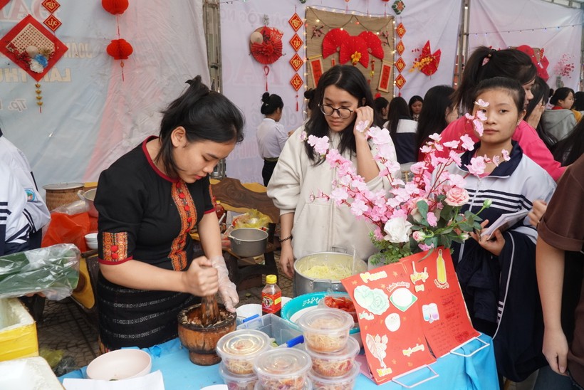 Các bạn học sinh tự tay làm món "xụm Lào" tại Hội chợ Hương sắc vùng cao. Ảnh: Hồ Lài