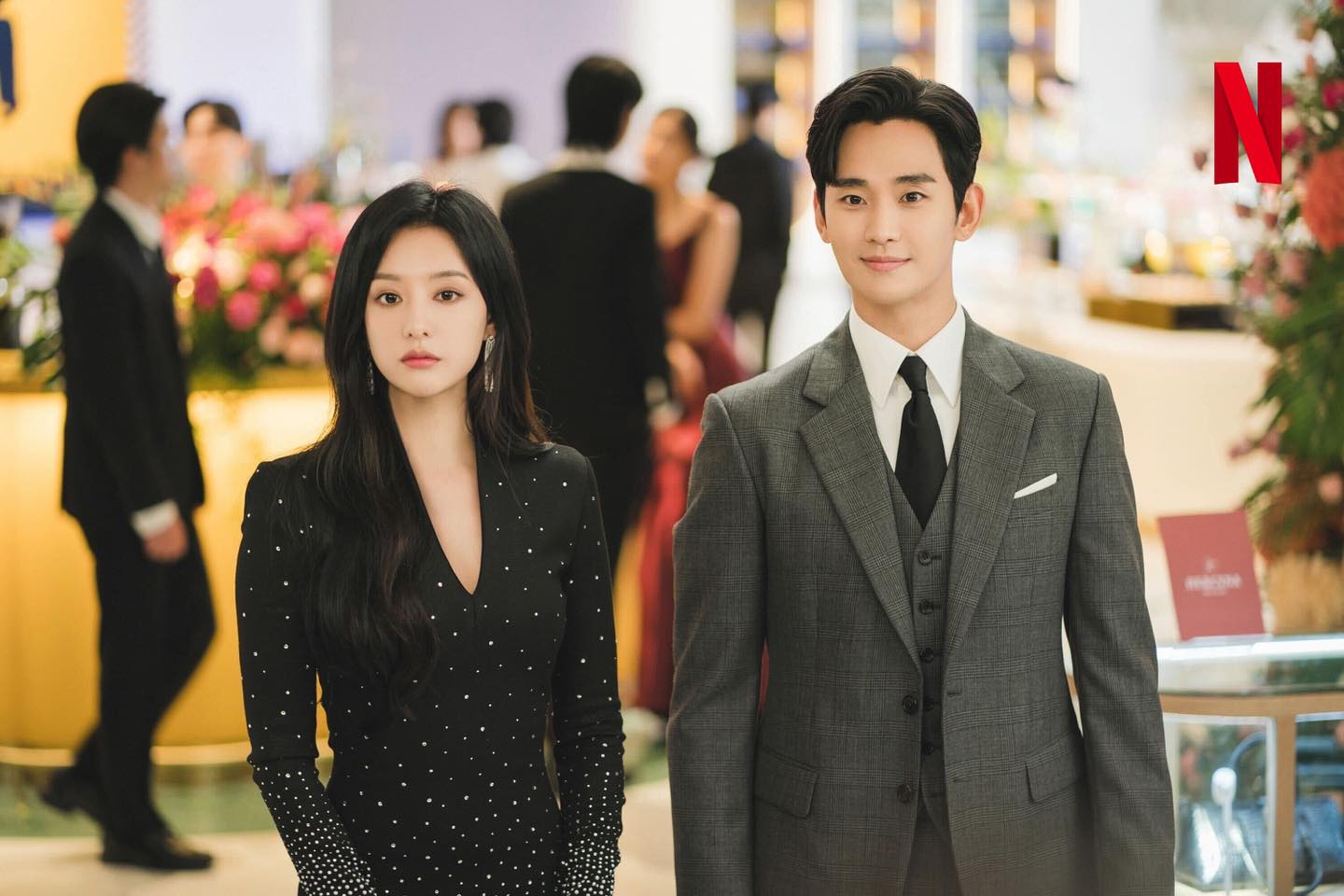 Kim Ji Won sánh đôi với Kim Soo Hyun trong