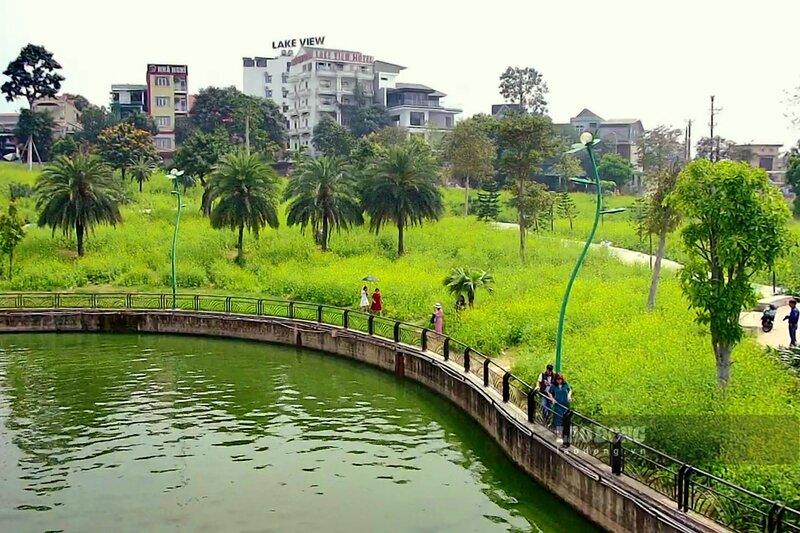 Những năm qua, với sự đầu tư mạnh mẽ để nâng cấp cảnh quan, hồ công viên Văn Lang dần trở thành điểm đến quen thuộc cho người dân và du khách. Thành phố Việt Trì, tỉnh Phú Thọ cũng lựa chọn hồ công viên Văn Lang để tổ chức nhiều sự kiện lớn như: Bắn pháo hoa dịp Lễ hội Đền Hùng và Tết Nguyên đán, ngày hội bơi chải, trình diễn áo dài... Ảnh: Tô Công - Tùng Vy.