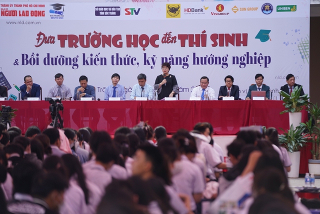 "Đưa trường học đến thí sinh" năm 2024: Tư vấn thiết thực, hướng nghiệp hiệu quả- Ảnh 1.