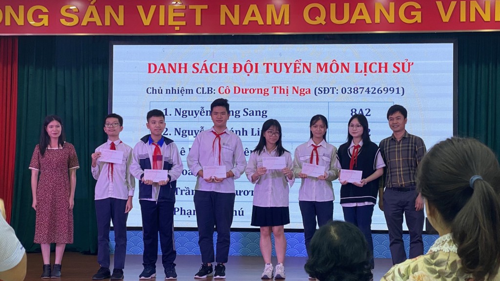 Gia Kỳ cùng các bạn trong đội tuyển môn Lịch sử trước thềm dự thi