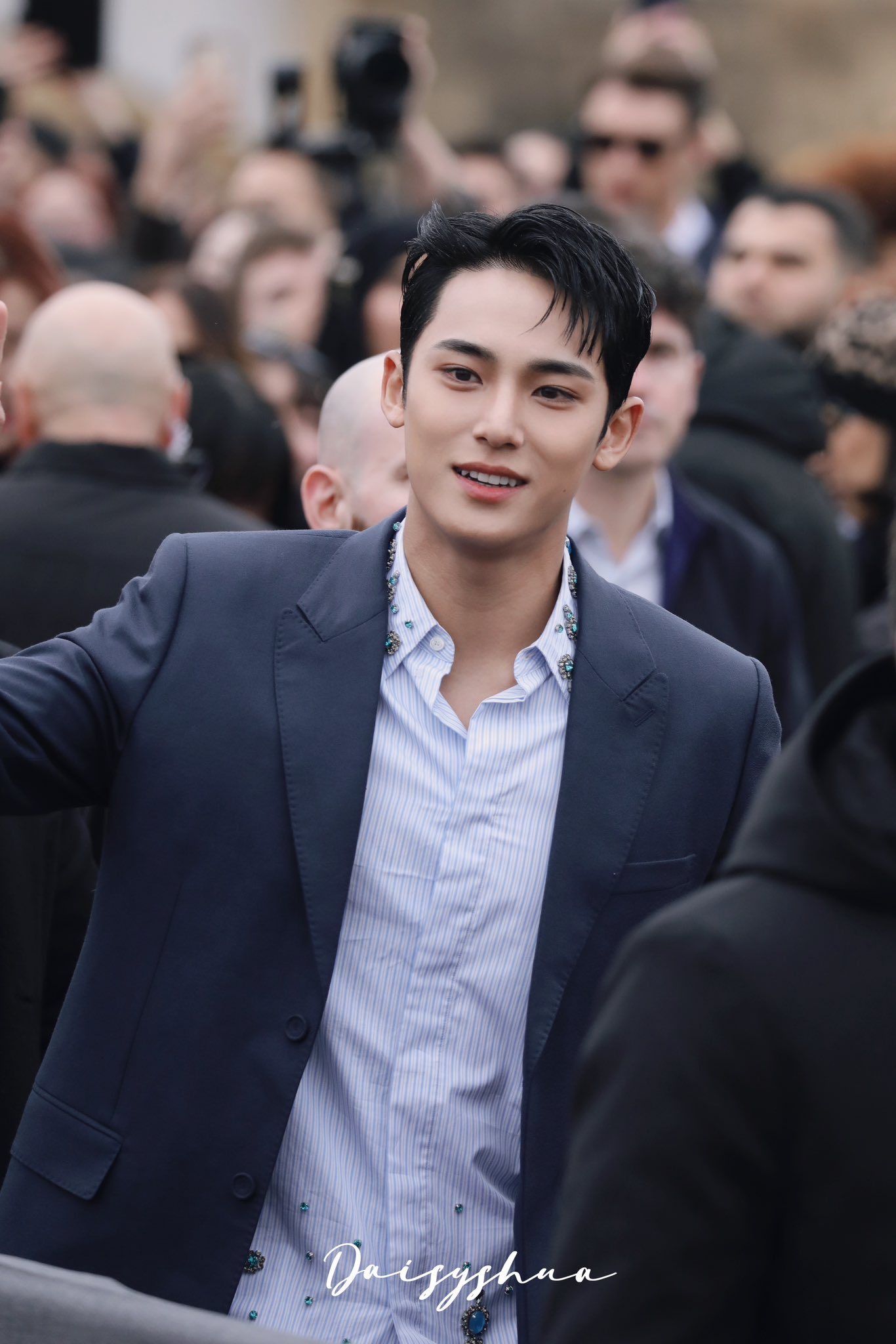 Jisoo lên đồ cực xinh yêu, được săn đón như nữ hoàng cùng dàn sao đổ bộ show diễn Dior- Ảnh 10.