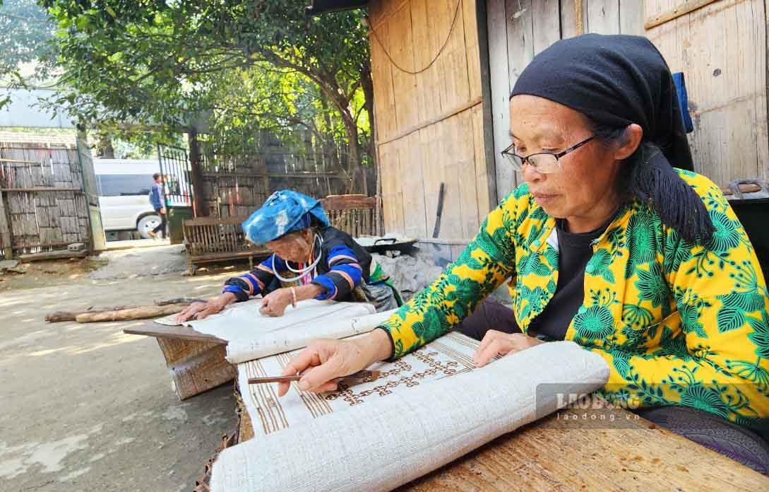 Một trong những yếu tố làm nên sự độc đáo của thổ cẩm Lùng Tám đó là kỹ thuật vẽ sáp ong được thực hiện bởi những người phụ nữ Mông.