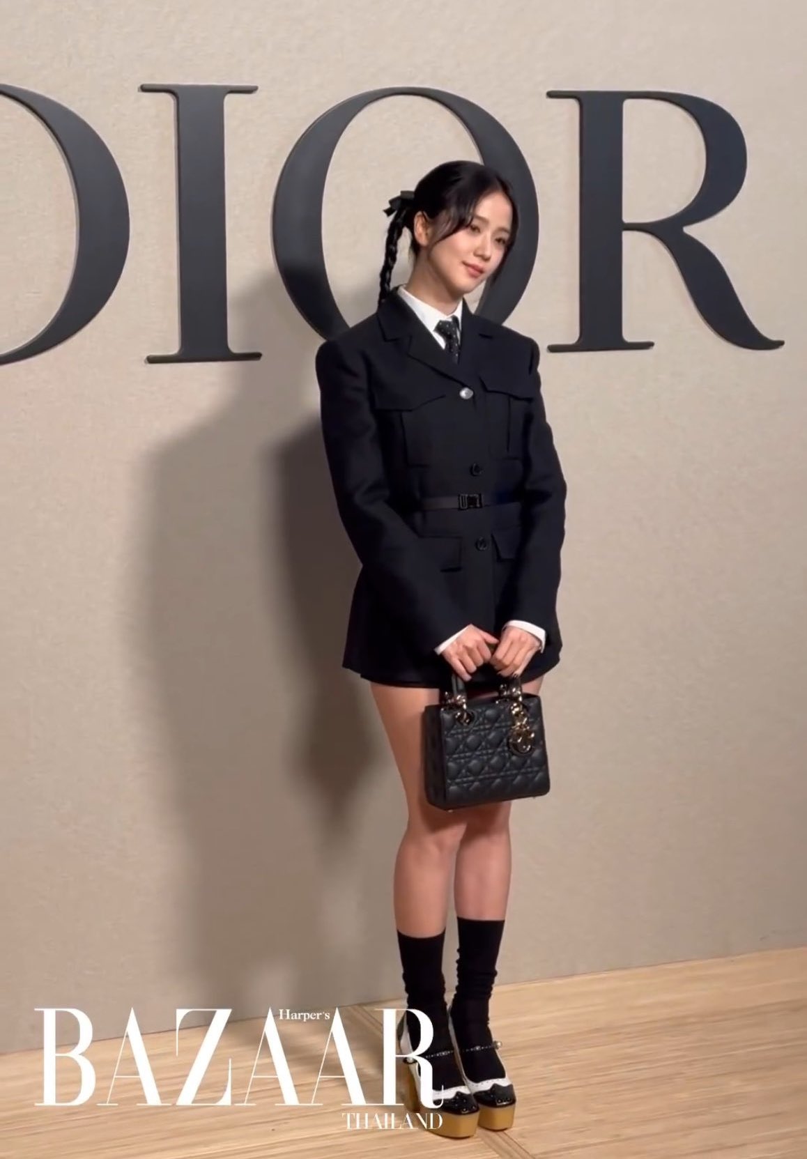 Jisoo lên đồ cực xinh yêu, được săn đón như nữ hoàng cùng dàn sao đổ bộ show diễn Dior- Ảnh 1.