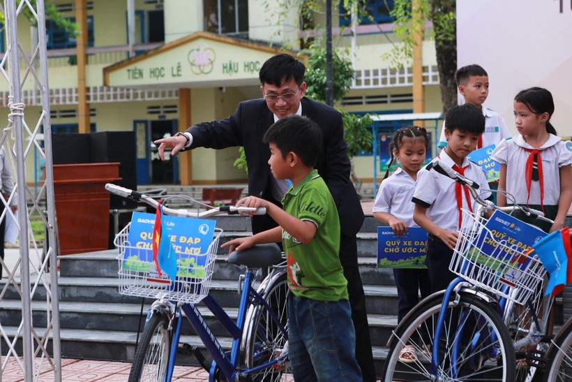 Trao tặng xe đạp cho các em có hoàn cảnh khó khăn.