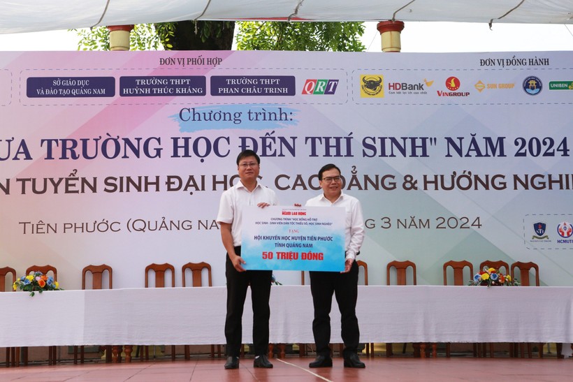 Nhà báo Dương Quang (bên phải) - Phó Tổng biên tập Báo Người Lao động trao số tiền 50 triệu đồng cho Hội khuyến học của huyện Tiên Phước, tỉnh Quảng Nam.