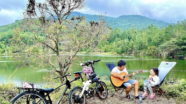 Bố 'cưỡi khủng long' đón con gái tan học, chuyện phía sau nhiều người xúc động - Ảnh 5.