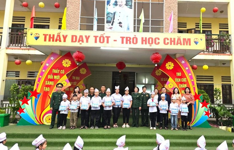 Các bác cựu chiến binh cùng lãnh đạo trường Tiểu học Thanh Miếu trao quà cho các em học sinh tại buổi sinh hoạt chủ điểm “Chiến thắng lịch sử Điện Biên Phủ lừng lẫy 5 châu, chấn động địa cầu” do Liên đội nhà trường tổ chức.