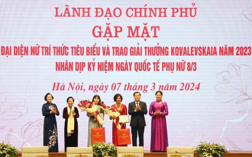 Giải thưởng Kovalevskaia năm 2023 trao cho GS.TS Hoàng Thị Thái Hòa, Trường ĐH Nông Lâm, ĐH Huế (thứ 3 từ trái qua).