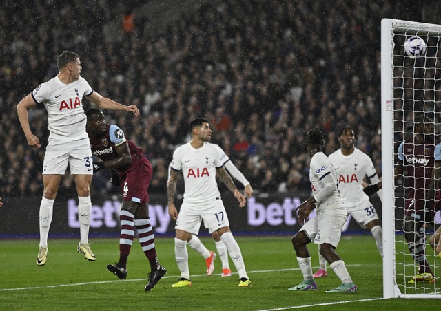 Trung vệ Kurt Zouma đánh đầu ghi bàn cho West Ham