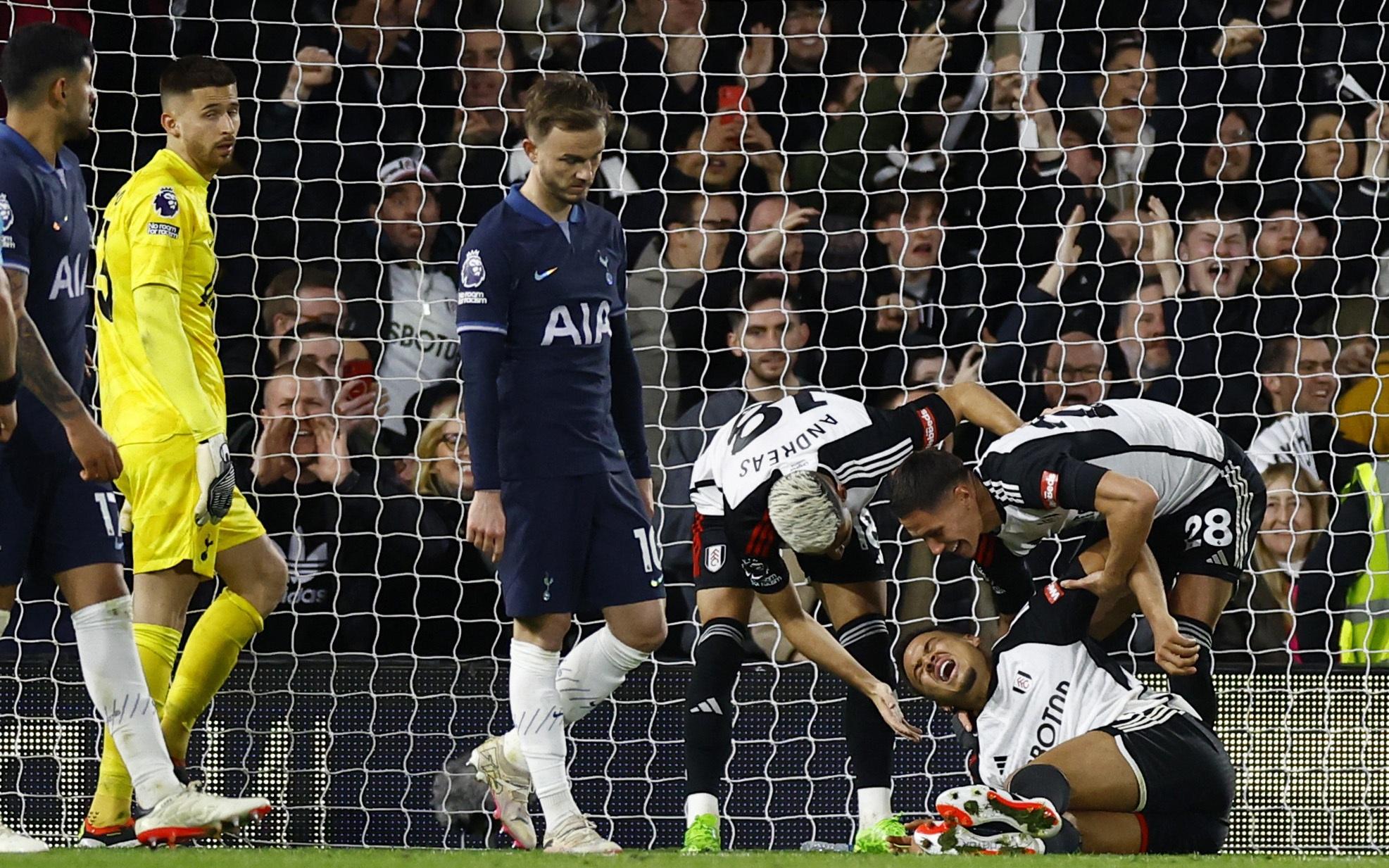 Tottenham thua sốc trận derby London, sân Craven Cottage mở hội