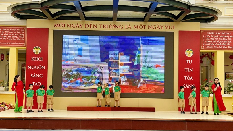 Cô giáo Nguyễn Thị Mỹ Ngọc cùng các cô giáo và các con học sinh trong đội nghệ thuật của nhà trường biểu diễn hát múa.