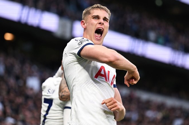 Tottenham lên Top 4 Premier League