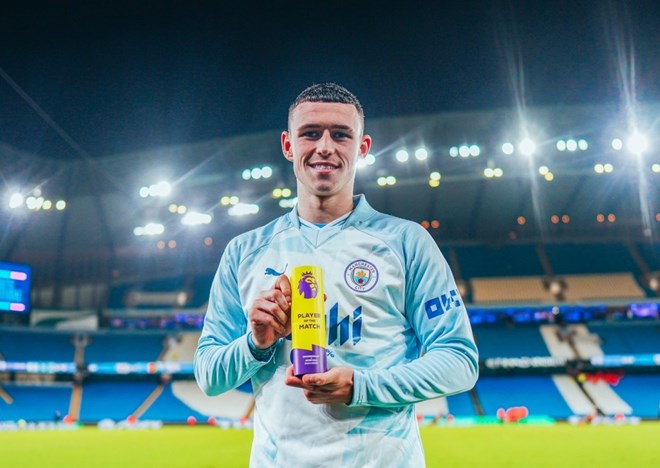 Phil Foden nhận giải Cầu thủ xuất sắc nhất trận Man City thắng Aston Villa 4-1. Ảnh: Man City