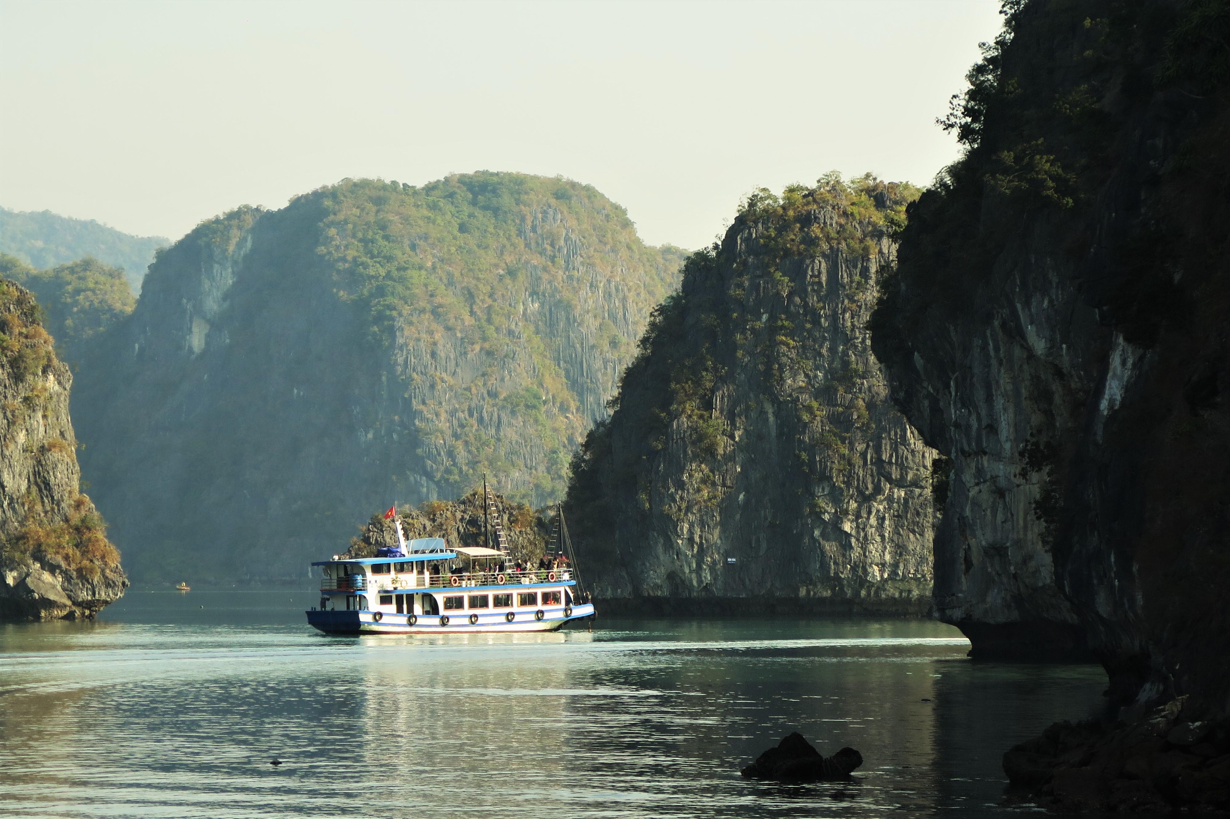 Du thuyền trên vịnh Lan Hạ, Cát Bà, Hải Phòng. Ảnh: Hương Chi