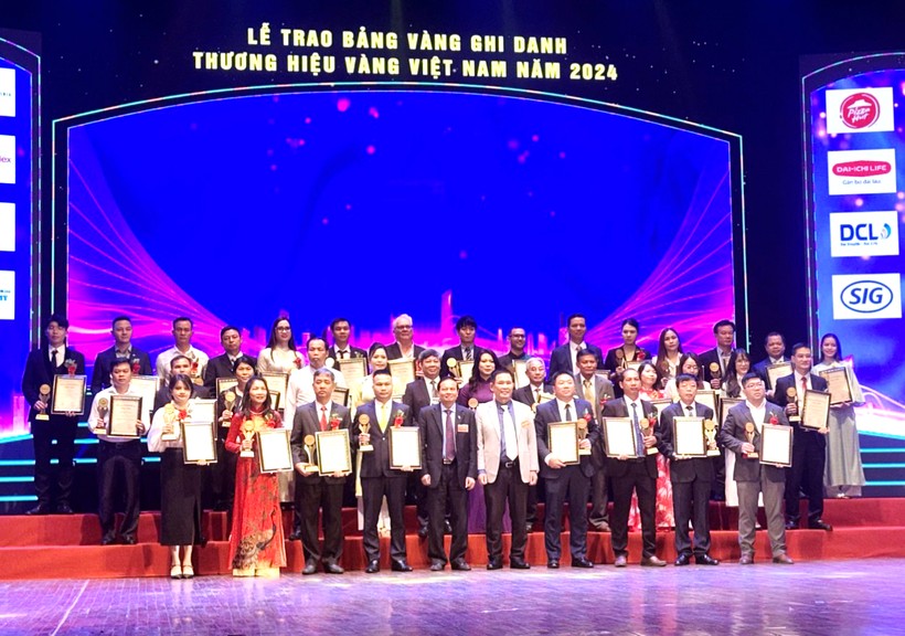 Đại diện lãnh đạo các đơn vị nhận giải thưởng Top 20 Thương hiệu vàng dành chụp ảnh lưu niệm cùng Ban tổ chức.