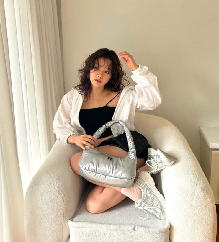 Mái tóc xoăn mới của Hyeri. Ảnh: Instagram