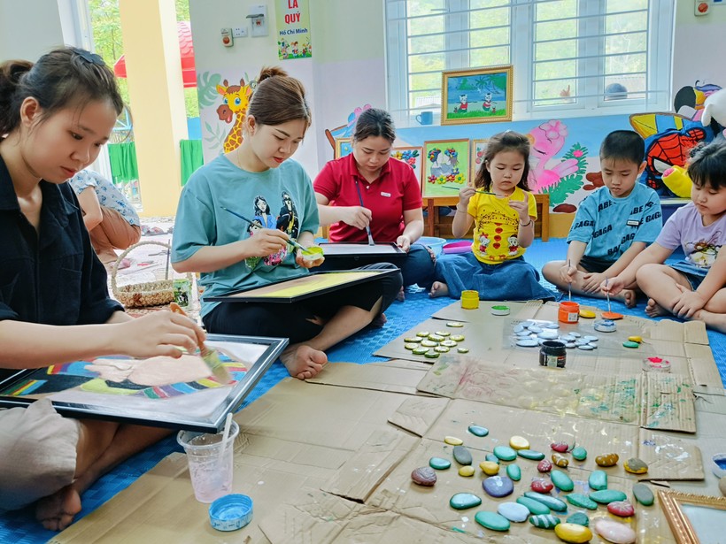 Phòng GD&ĐT huyện Tương Dương, Nghệ An phát động chương trình “Bức tranh yêu thương” đến các trường mầm non trên địa bàn nhằm gây quỹ xây dựng thư viện thân thiện cho trẻ.