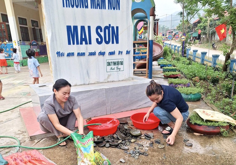 Nguyên liệu vẽ tranh là từ đá cuội, có nhiều ở khe suối vùng cao xứ Nghệ. Những viên đá có hình dáng, kích thước phù hợp được giáo viên tìm kiếm, lựa chọn đem về rửa sạch, phơi khô và bắt đầu sáng tạo.