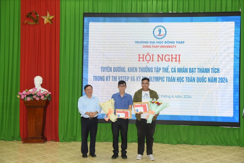 TS Hồ Văn Thống, Hiệu trưởng Trường ĐH Đồng Tháp khen thưởng thí sinh đạt điểm cao trong kì thi VSTEP.