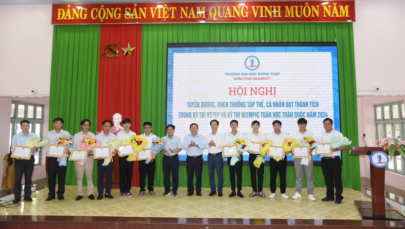 Khen thưởng đội tuyển Olympic Toán học và thầy cô hướng dẫn đội tuyển.