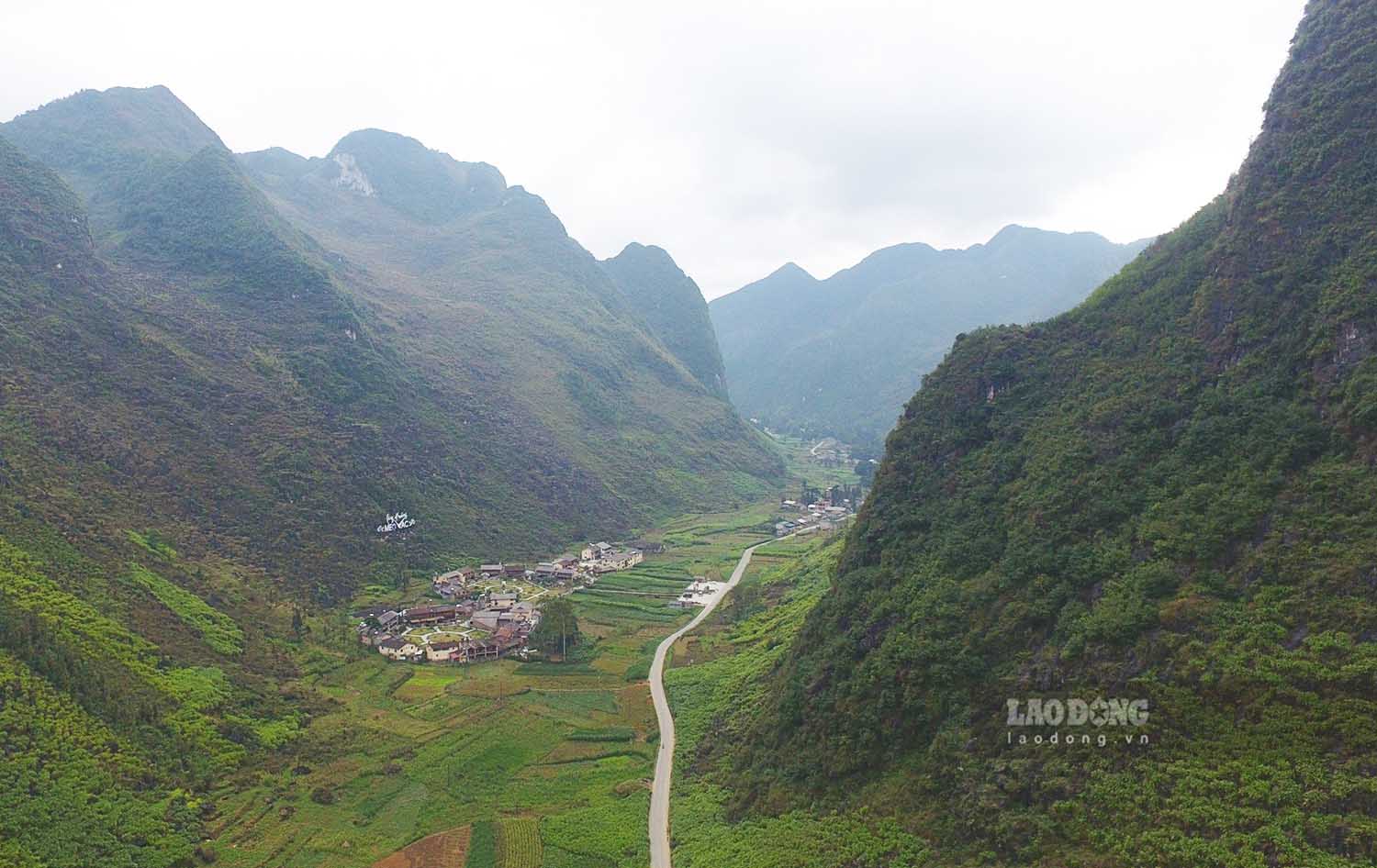 Cách trung tâm thị trấn Mèo Vạc hơn 6km, Làng văn hóa du lịch cộng đồng dân tộc Mông tại xã Pả Vi (Làng H'Mông Pả Vi) nằm nép mình giữa thung lũng, chìm vào khung cảnh hùng vĩ của cao nguyên đá.