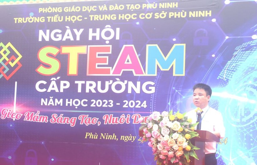 Nhà giáo Hà Trung Thành - Hiệu trưởng Trường Tiểu học Phù Ninh phát biểu khai mạc.