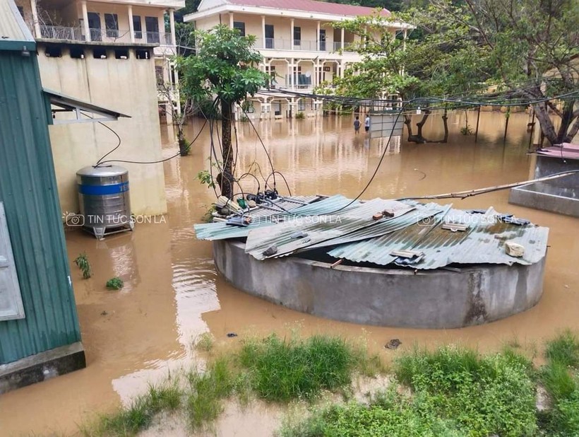 Mưa lớn gây ngập úng khuôn viên trường THCS xã Tạ Khoa, huyện Bắc Yên.