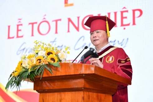 PGS.TS Nguyễn Phong Điền – Phó Giám đốc Đại học Bách khoa Hà Nội phát biểu tại lễ tốt nghiệp. Ảnh DT.