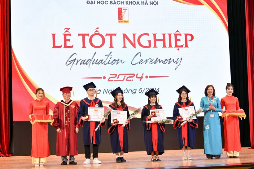 Trao thưởng cho sinh viên tốt nghiệp xuất sắc. Ảnh DT.