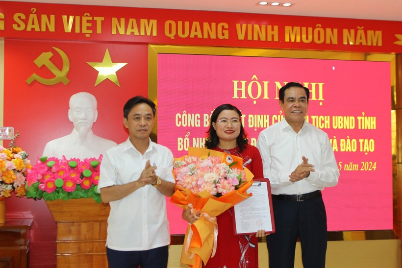 Lãnh đạo tỉnh Hà Tĩnh trao quyết định bổ nhiệm và tặng hoa chúc mừng tân Giám đốc Sở GD&ĐT.